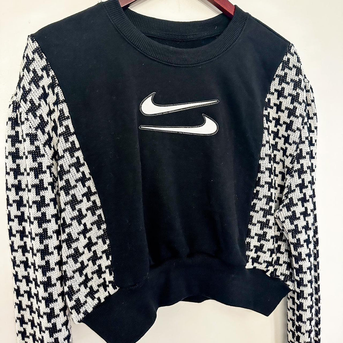 nike houndstooth cropped sweatshirt.