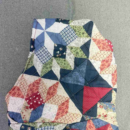 a close up of a quilt on the ground.