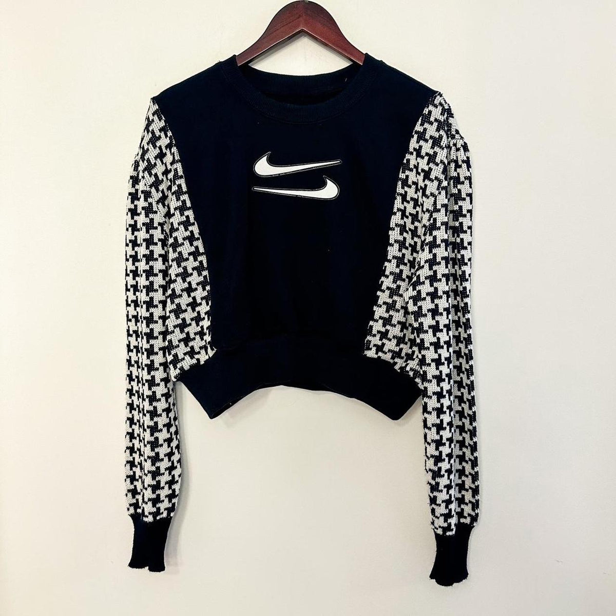 nike houndstooth cropped sweatshirt.