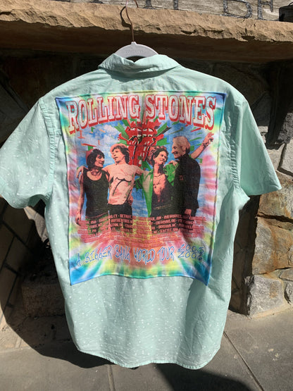 a t - shirt with a picture of rolling stones on it.