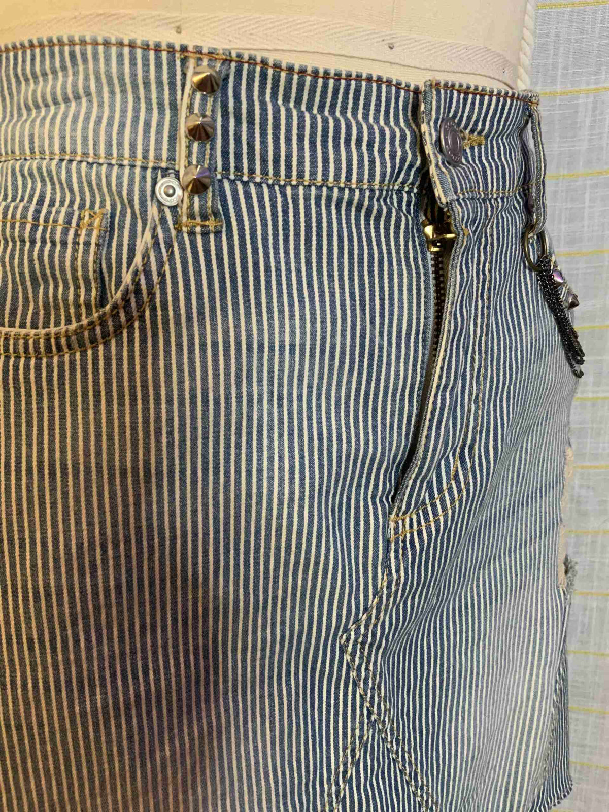 a close up of a person wearing a pair of jeans.