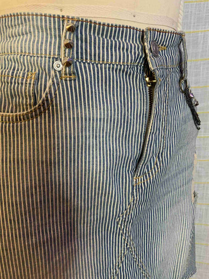 a close up of a person wearing a pair of jeans.