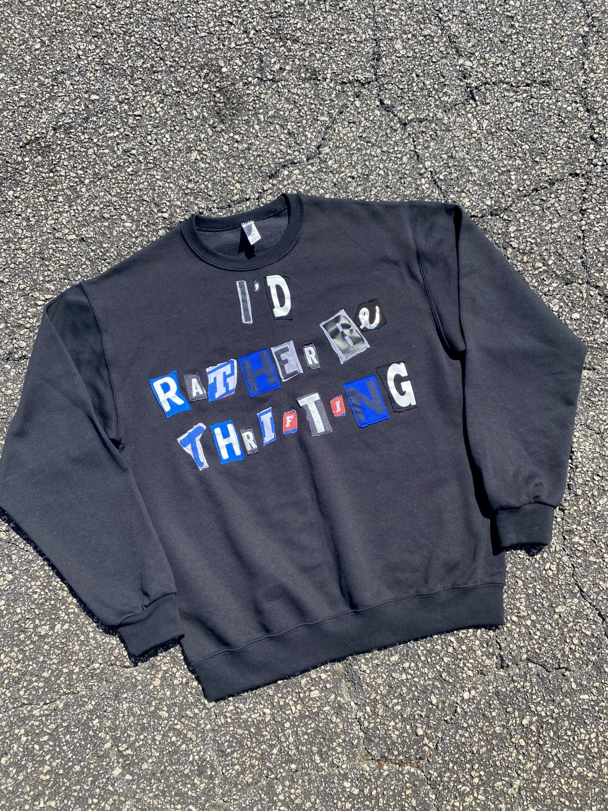 a sweatshirt that says rather thang on it.