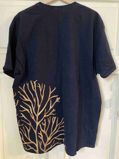 a t - shirt with a picture of a tree on it.
