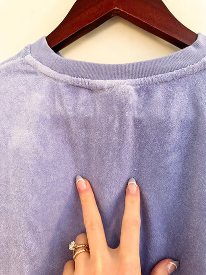 The back of a person's shirt with a finger on it.