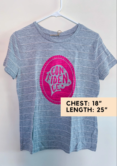A gray t - shirt with a pink polka dot on it.