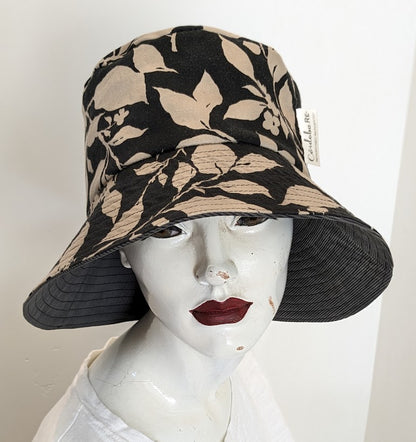 A mannequin wearing a black and beige hat.