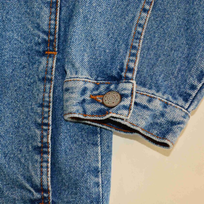 a close up of a pair of blue jeans.