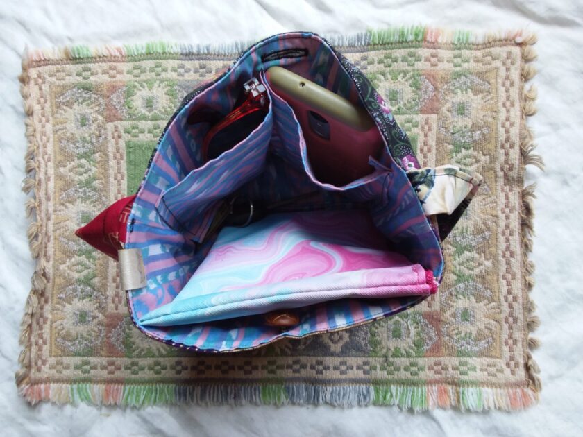 A quilted hand bag with inner pockets
