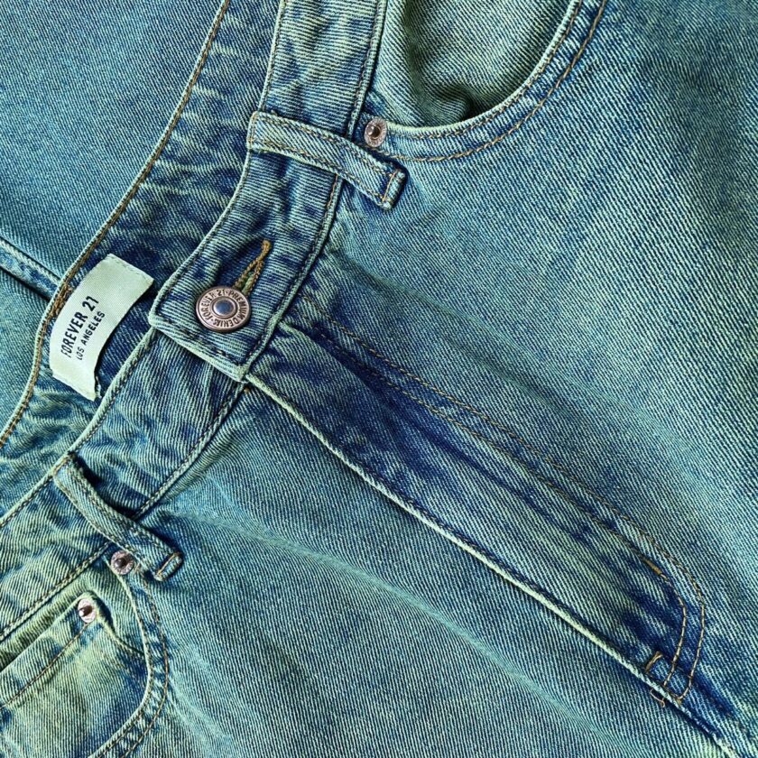 A close up of a pair of blue jeans.